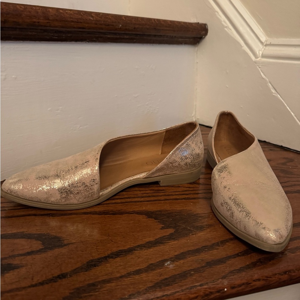 Bueno Women's Light Pink Shimmering Flats - Picture 6 of 9